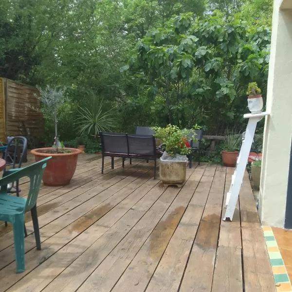 atypical house garden, hotelli kohteessa Saint-Paulet-de-Caisson
