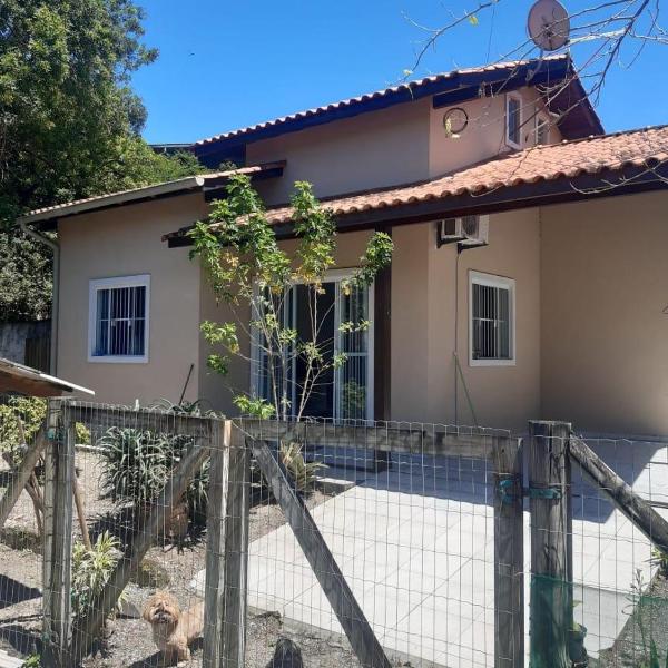 Casa na guarda do Embaú material