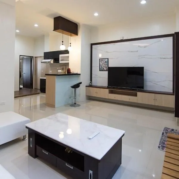 Happiness B&B, hotel in Linbian