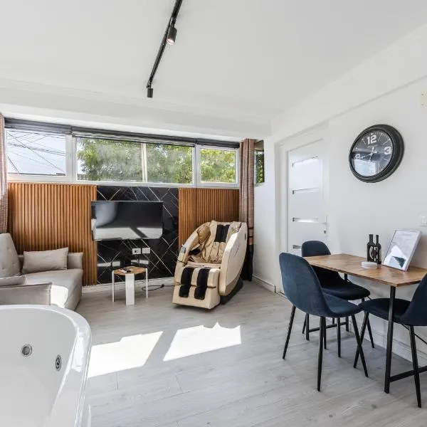 Green Luxe Suite 2 by PikHost, khách sạn ở Shkodër