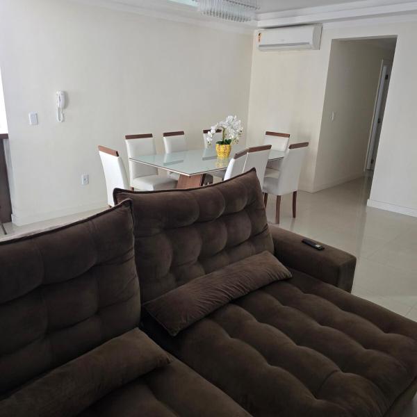 Apartamento Família em Meia-Praia, 3 suítes, completo