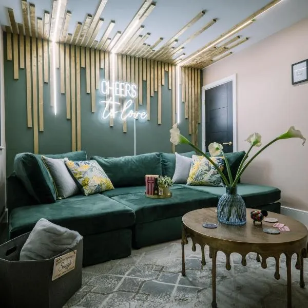 Rockside - Luxury 1 bedroom home with hot tub, central location, parking and pet friendly, hotel di Windermere