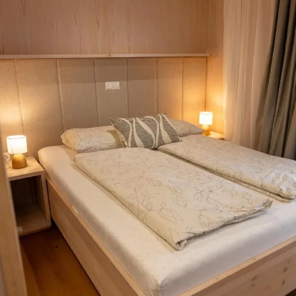 DeLux House 8 Mali Nordsee Camp, hotel en Pakoštane