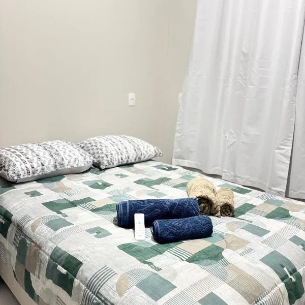 Studio Confortável no Centro com Garagem、Araquariのホテル