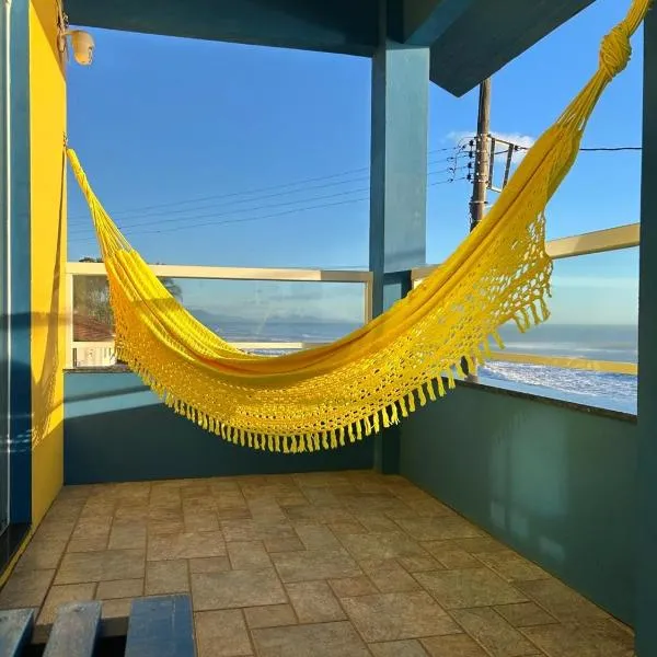 Pé na areia apto Rassy, hotel em Itapoá