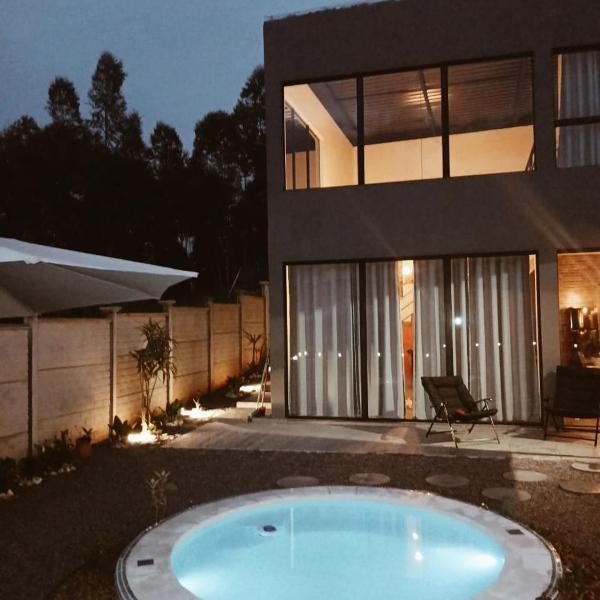Casa com piscina aquecida, estilosa e privativa - Foto 4