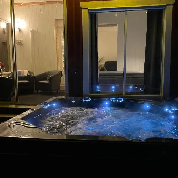 Cottage by the sea with sauna and jacuzzi: Lovisa şehrinde bir otel