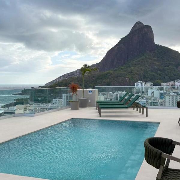 Charming in Leblon flat with parking space and services