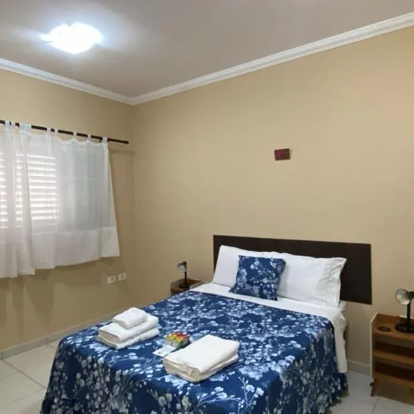 Maravilhosas Suítes e Lofts Casa das Flores no Centro de Assis SP-Brasil, hotel in Assis