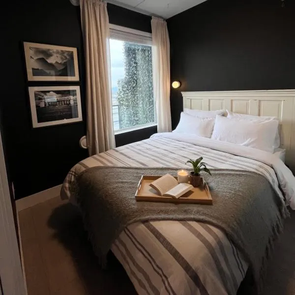Modern & Stylish Condo in Langley City، فندق في لانغلي