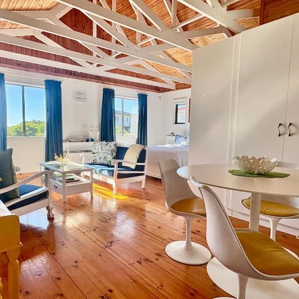 Sunny studio in the sky, hotel in Brenton-on-Sea