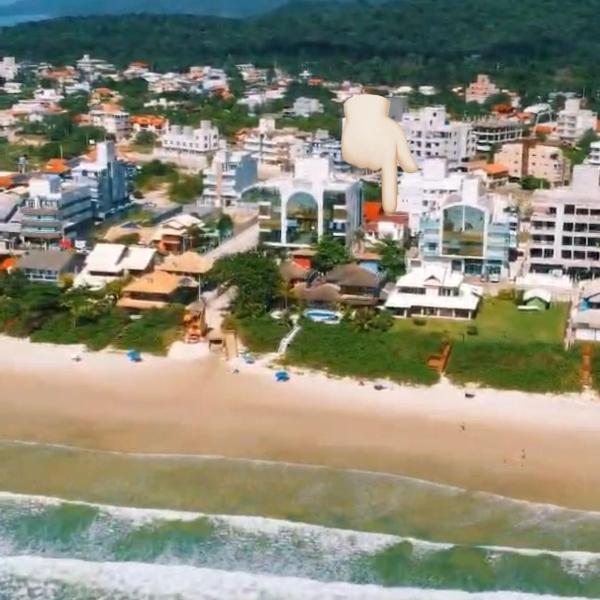 Cobertura com dois dormitórios 30m de Mariscal