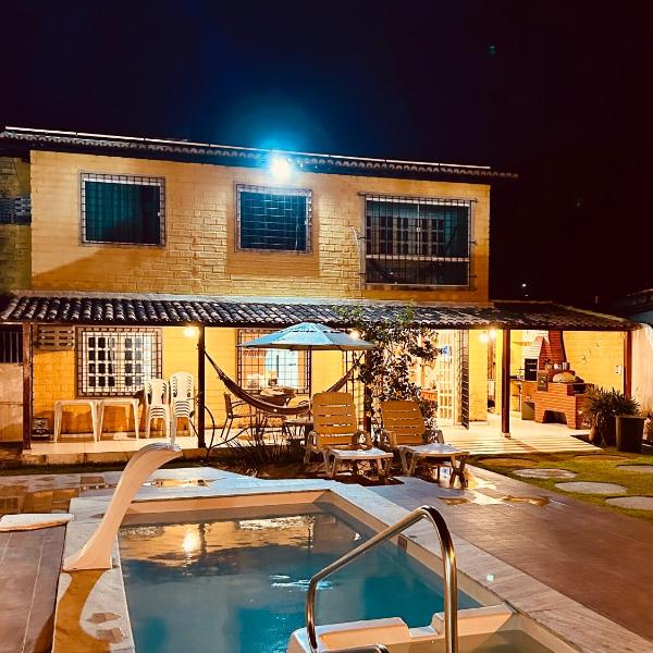 Casa 4 quartos e piscina a poucos metros da praia