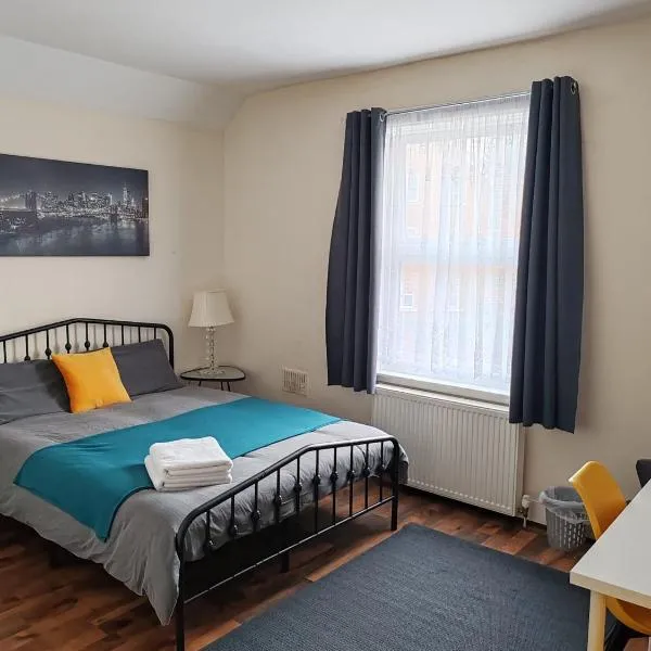 King En-Suite Room Self-Catering Workspace, hotel in Hounslow