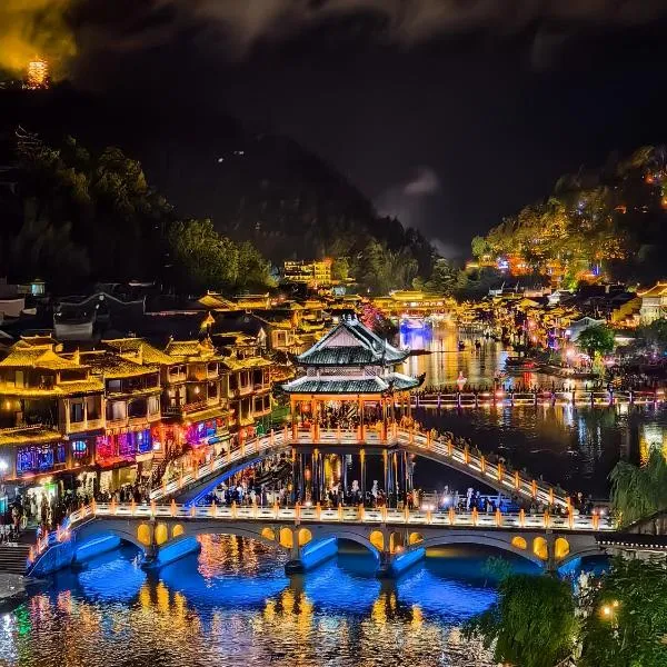 Yunmeng Riverview Hotel-inside the Fenghuang Ancient-English Service, ξενοδοχείο σε Fenghuang