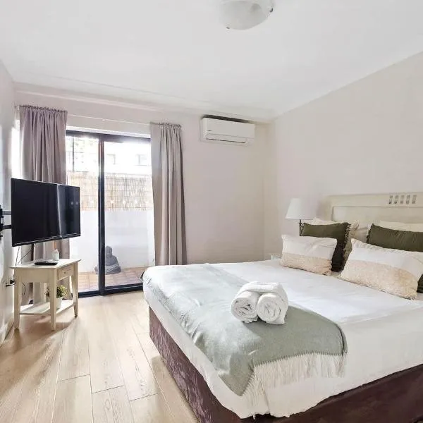 Spacious Resort 1BR Pool-Tennis-Gym & FREE Parking, hotel din Perth