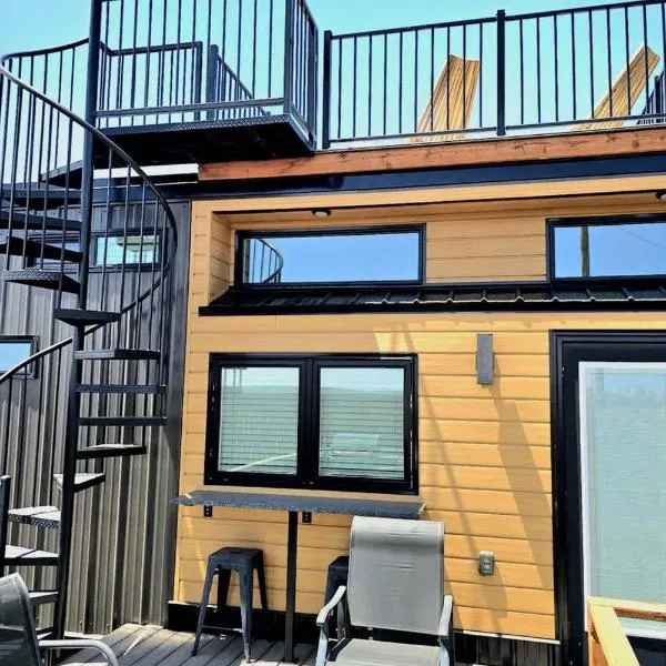 Designer Modern Tiny Home w All of The Amenities، فندق في Apple Valley
