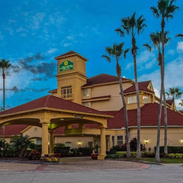 La Quinta by Wyndham Orlando Airport - On Property Food Trucks & Free Airport Shuttle!, hotel em Orlando
