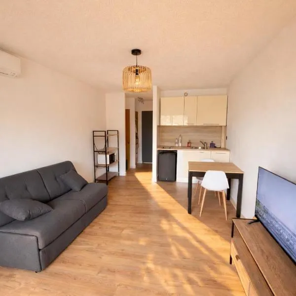 Cozy studio in Calvi Beach 2 min walk parking, hotel v destinácii Calvi