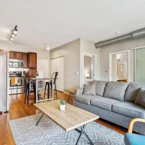 CozySuites 2BR Mill District with pool, gym #04، فندق في مينيابوليس