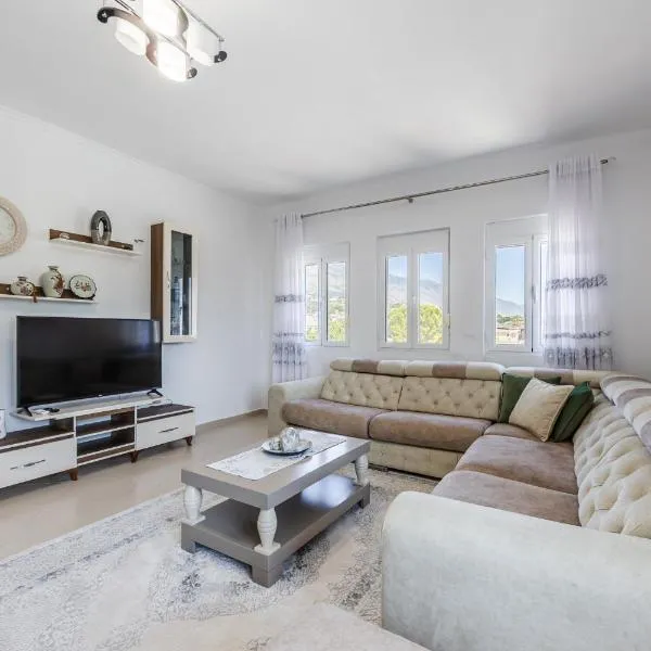 Castle Serenity Home 3BR with Free Parking by PikHost, hotel in Gjirokastër