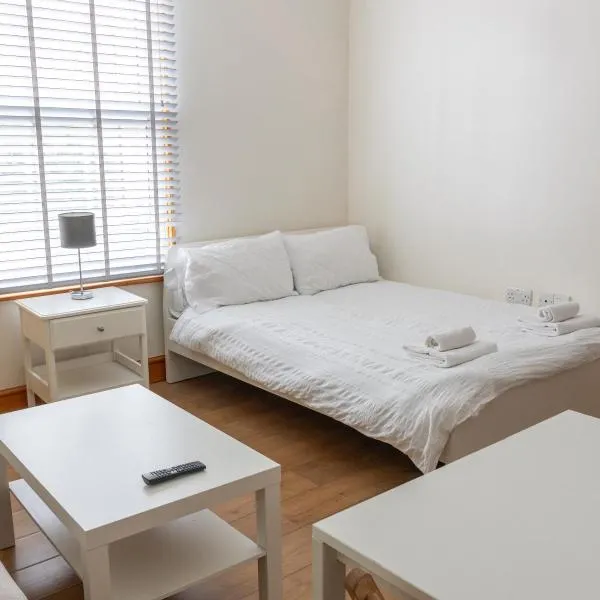 Studio apartment next to Highgate tube station, hotell i London