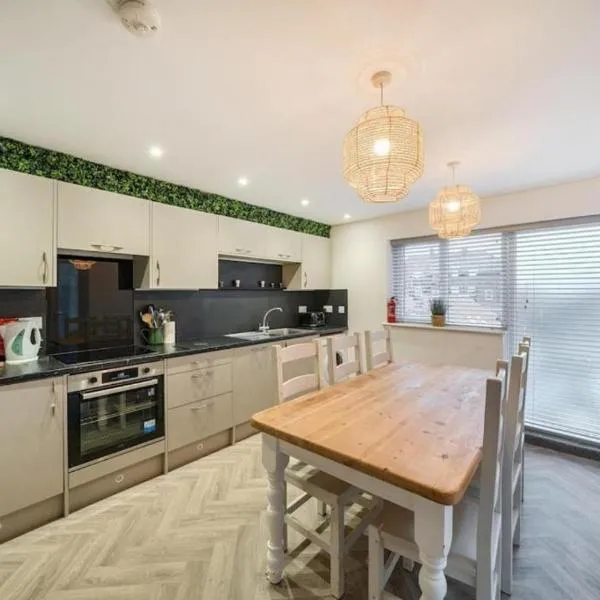 Spacious Three Bedroom Flat in Filey Town Centre with Workspace, hotel u gradu Fili