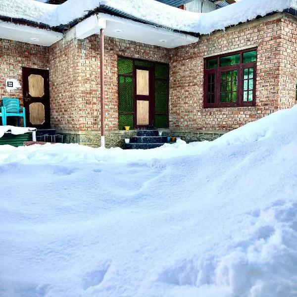 Pine Guest House sawan tangmarg, hotel in Tangmarg