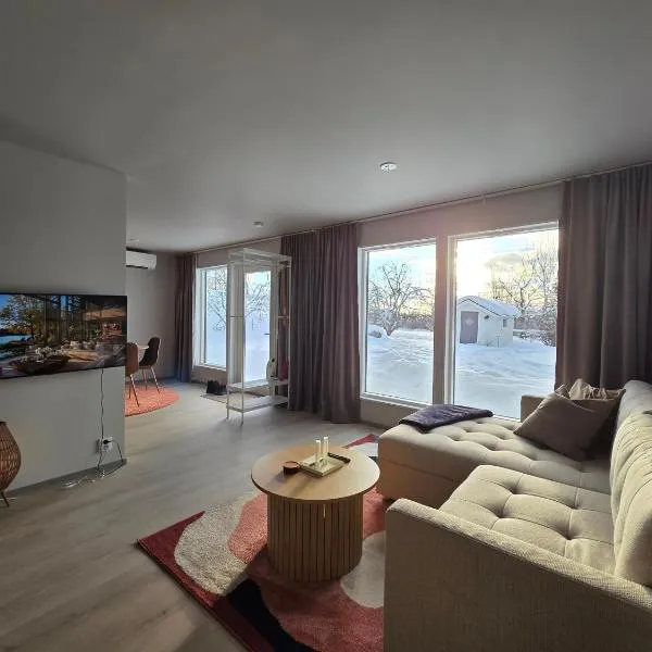 Stilren och nybyggd lägenhet nära E4 R84 Hudiksvall, хотел в Forsa