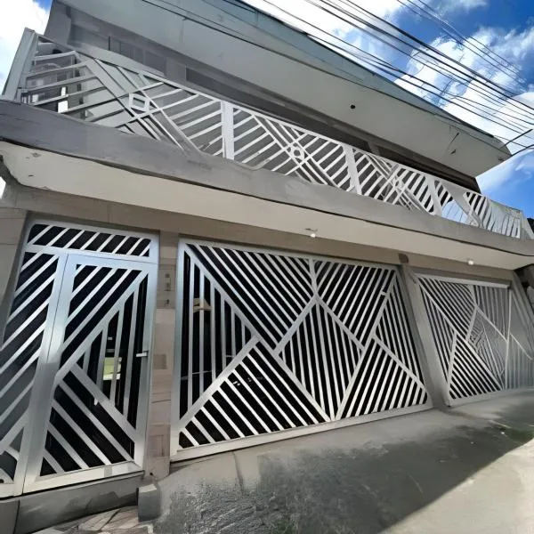 Refúgio aconchegante com garagem, ônibus e trem, hôtel à Itapevi