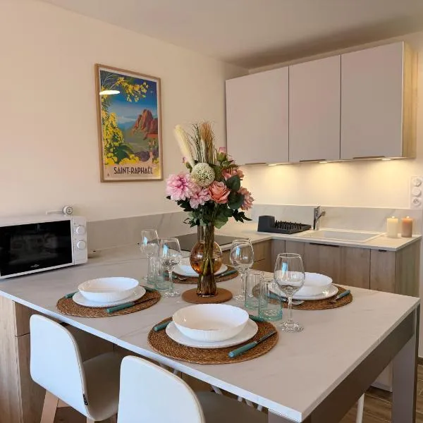 Le Petit Bleu Studio - Boulouris: Saint-Raphaël şehrinde bir otel