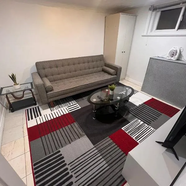 टोरंटो में, होटल Charming 2 Bedroom Basement Apartment