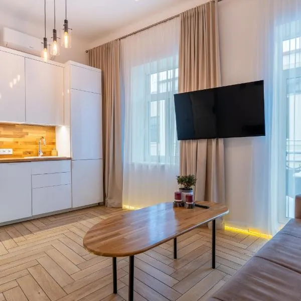 Picturesque Old Town Apartment with Charming Balcony, hotel din Kaunas