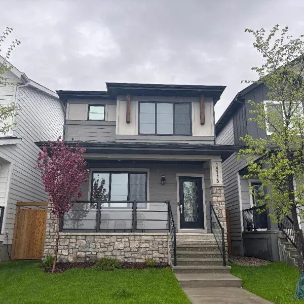 Beautiful New House in Alpine Park, Calgary, hotel u gradu Kalgari
