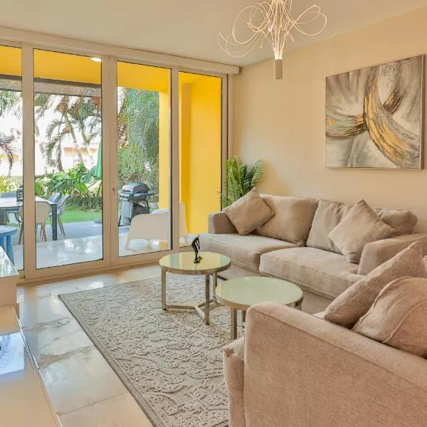 Modern Ground Level, 4 BR condo, hotel in Eagle Beach