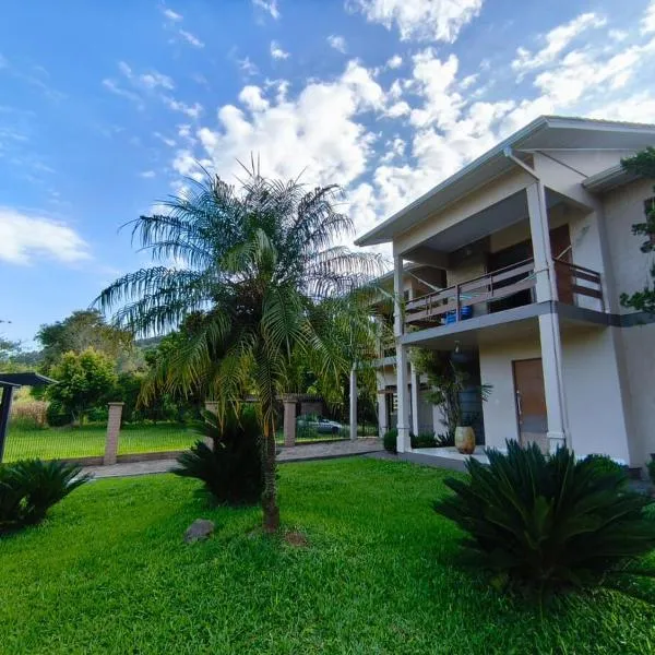Casa com piscina, na Rota do Cristo Protetor, viešbutis mieste Encantado