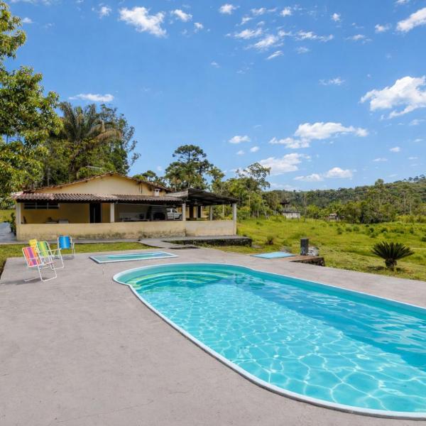 Casa com Piscina e Churrasqueira em Juquiazinho