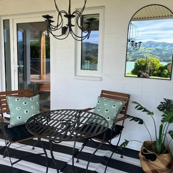 Maison Bleue - Boutique Sea View Escape near Akaroa, hotel v destinácii Takamatua Bay