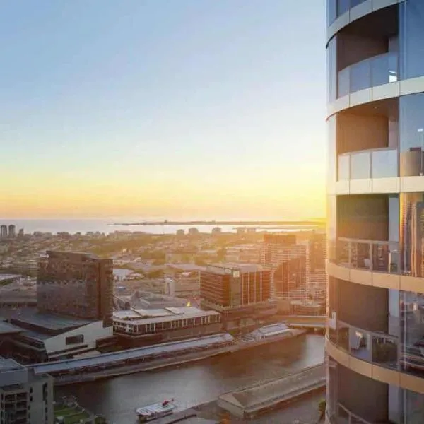 High Rise CBD Apartment with Amazing Views, 3 beds, Gym,SPA & Pool, Easy Transport, hotel v Melbournu