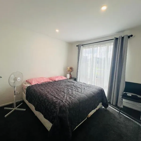 Room in a family home, hotel in Pukekohe East