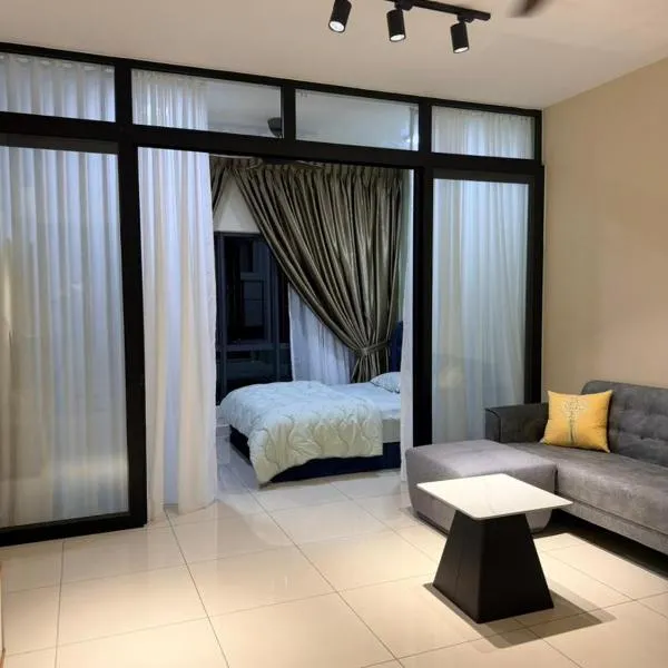 Modern Studio with Private Glass Room Tulip Residence, hotel sa Shah Alam