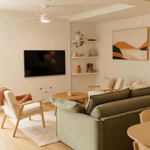 Vida Central - 2 bed, 1.5 bath w parking, gym & pool, hotel sa Newcastle