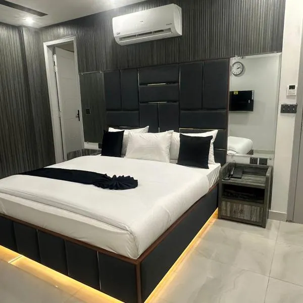 Gold Pine Hotel Mall Road, готель у Лахорі