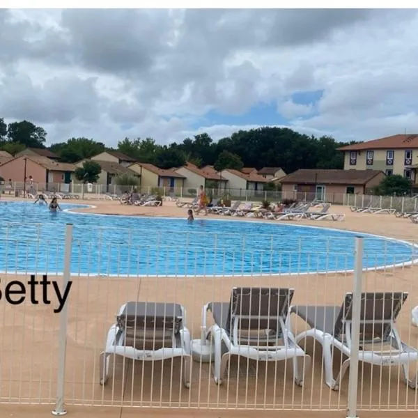 Appart pour 4 à 6 pers Les résidences du lac Soustons plage Piscine proche golf océan, hotel in Soustons