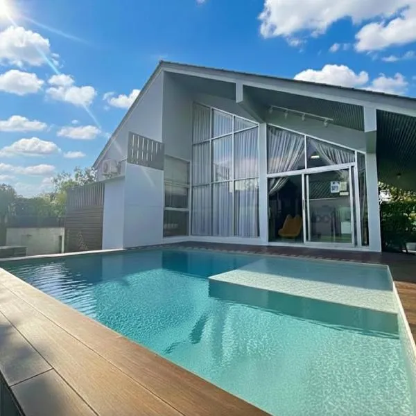 Pool villa 3 BR 10 Persons 5-min to tiger zoo - Njoy Pool villa, hotel en Si Racha