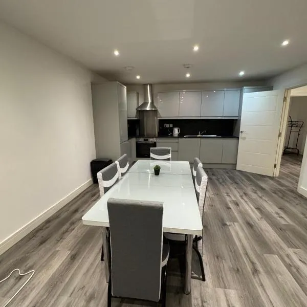 Modern Hounslow 2 Bed Apartment Near Heathrow, hotel in Hounslow