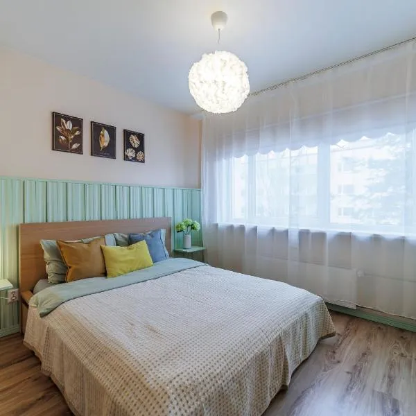 Mugav rõduga kodu Rapla linnas koos tasuta WiFi, TV & parkimisega ootab Sind!, hotel sa Rapla