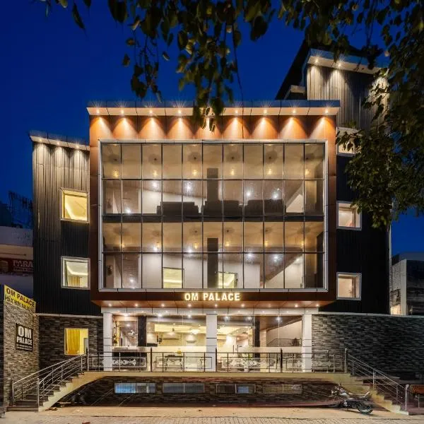Perfectstayz Om Palace - Near Prem Mandir with Parking，溫達文的飯店