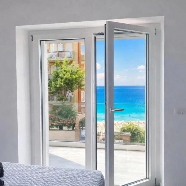 Rebecca's Apartments Anzio Central - Private Parking - Sea View - 10 apartments - Case Vacanze Anzio, hotel em Anzio