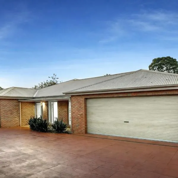 Suburb best family house Melbourne east, hotel em Boronia
